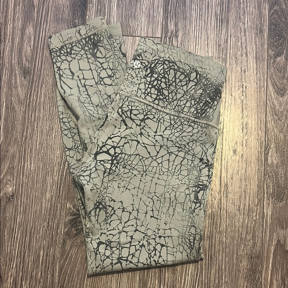 Lululemon Athletica Gray and Black Jeggings with Ornate Pattern
